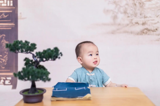 怀孕肚子中间凹两边凸